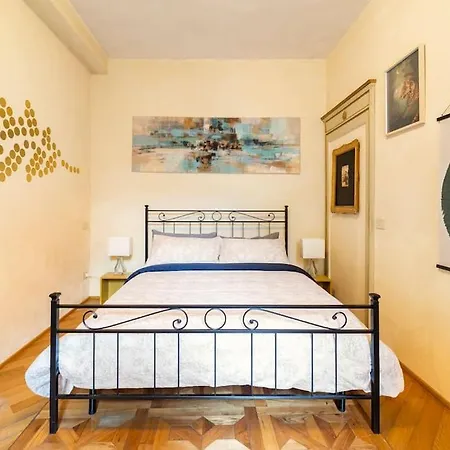 Daire Elegante E La Foglia D'oro