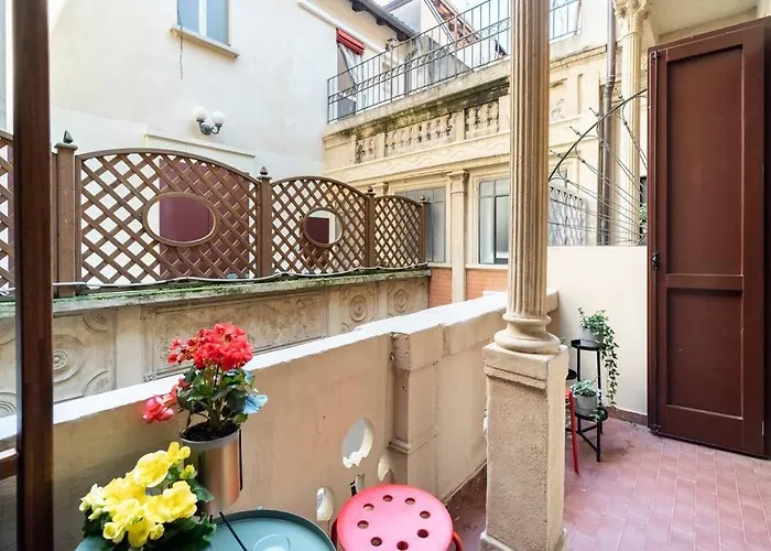 Elegante E La Foglia D'oro * Bolonya