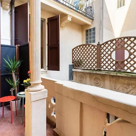 Elegante E La Foglia D'oro * Bologna