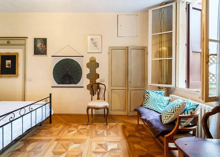 Elegante E La Foglia D'oro بولونيا